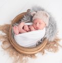 Bebis sover under nyföddfotografering