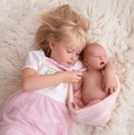 Nyföddfotografering med syskon