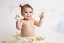Kladdig bebis under smash the cake